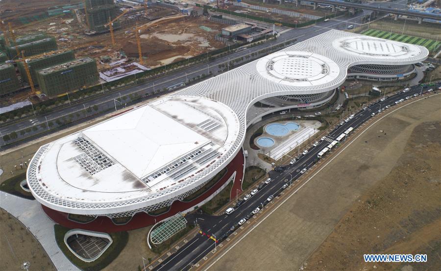 WUHAN, 14 febrero, 2020 (Xinhua) -- Vista aérea del 14 de febrero de 2020 del hospital provisional Jiangxia, en Wuhan, ciudad capital de la provincia de Hubei, en el centro de China. El hospital provisional Jiangxia, un hospital de 400 camas convertido de un centro deportivo al aire libre, comenzó a recibir pacientes con neumonía COVID-19 con síntomas leves el viernes. El hospital es el primer hospital provisional que adoptará principalmente el tratamiento de medicinas tradicionales chinas para curar a los pacientes. (Xinhua/Cheng Min)