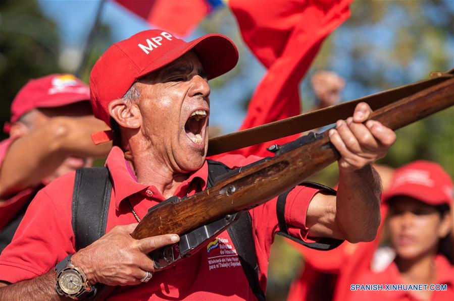 CARACAS, 15 febrero, 2020 (Xinhua) -- Un integrante de la Milicia Nacional Bolivariana grita consignas durante los ejercicios militares Escudo Bolivariano 2020, en Caracas, Venezuela, el 15 de febrero de 2020. Efectivos de todos los componentes de la Fuerza Armada Nacional Bolivariana realizaron el sábado un despliegue especial en todas las ciudades venezolanas para la ejecución de los ejercicios militares denominados Escudo Bolivariano 2020. (Xinhua/Marcos Salgado)