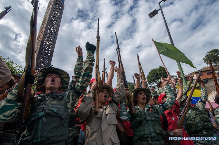 CARACAS, 15 febrero, 2020 (Xinhua) -- Integrantes de la Milicia Nacional Bolivariana gritan consignas durante los ejercicios militares Escudo Bolivariano 2020, en Caracas, Venezuela, el 15 de febrero de 2020. Efectivos de todos los componentes de la Fuerza Armada Nacional Bolivariana realizaron el sábado un despliegue especial en todas las ciudades venezolanas para la ejecución de los ejercicios militares denominados Escudo Bolivariano 2020. (Xinhua/Marcos Salgado)