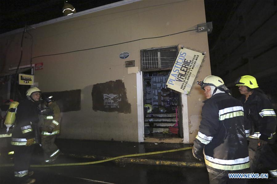 TEGUCIGALPA, 16 febrero, 2020 (Xinhua) -- Bomberos trabajan para apagar un incendio de locales comerciales en el centro de Tegucigalpa, Honduras, el 16 de febrero de 2020. Un incendio en el casco histórico de Tegucigalpa, capital de Honduras, arrasó cinco negocios la tarde del domingo, sin que se reportaran víctimas mortales, informó el Cuerpo de Bomberos. (Xinhua/Rafael Ochoa)