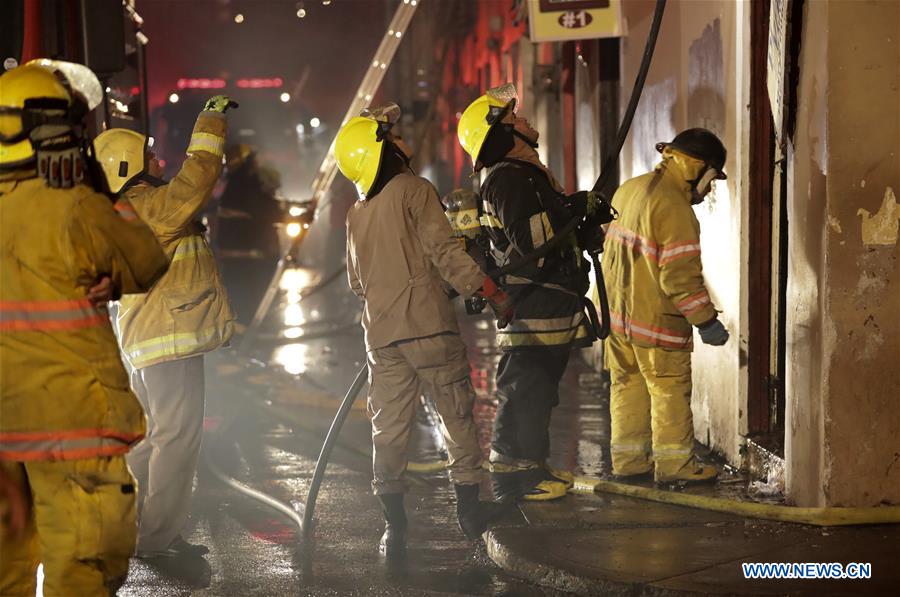 TEGUCIGALPA, 16 febrero, 2020 (Xinhua) -- Bomberos trabajan para apagar un incendio de locales comerciales en el centro de Tegucigalpa, Honduras, el 16 de febrero de 2020. Un incendio en el casco histórico de Tegucigalpa, capital de Honduras, arrasó cinco negocios la tarde del domingo, sin que se reportaran víctimas mortales, informó el Cuerpo de Bomberos. (Xinhua/Rafael Ochoa)