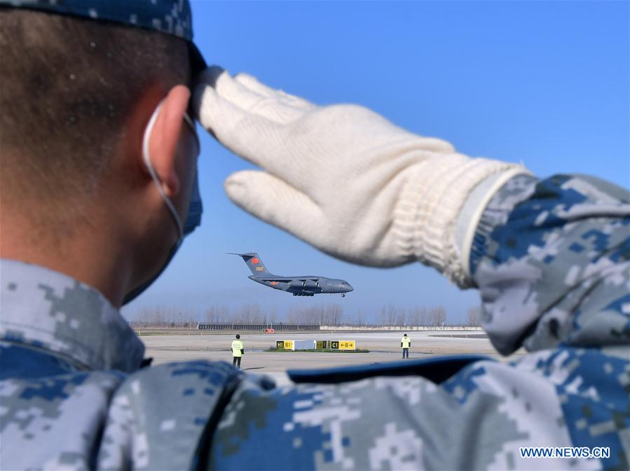 Un avión de transporte de la Fuerza Aérea del Ejército Popular de Liberación de China llega aterriza en el Aeropuerto Internacional Tianhe en Wuhan, en la provincia de Hubei, en el centro de China, el 17 de febrero de 2020. (Xinhua/Li He)