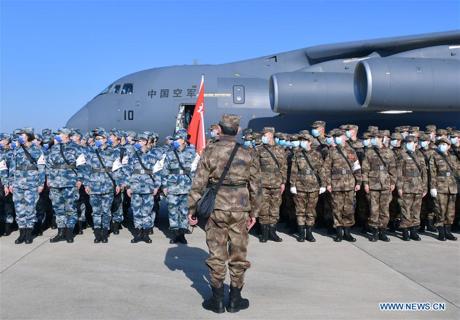 Militares médicos realizan una formación luego de salir de un avión de transporte de la Fuerza Aérea del Ejército Popular de Liberación de China en el Aeropuerto Internacional Tianhe en Wuhan, en la provincia de Hubei, en el centro de China, el 17 de febrero de 2020. (Xinhua/Li He)