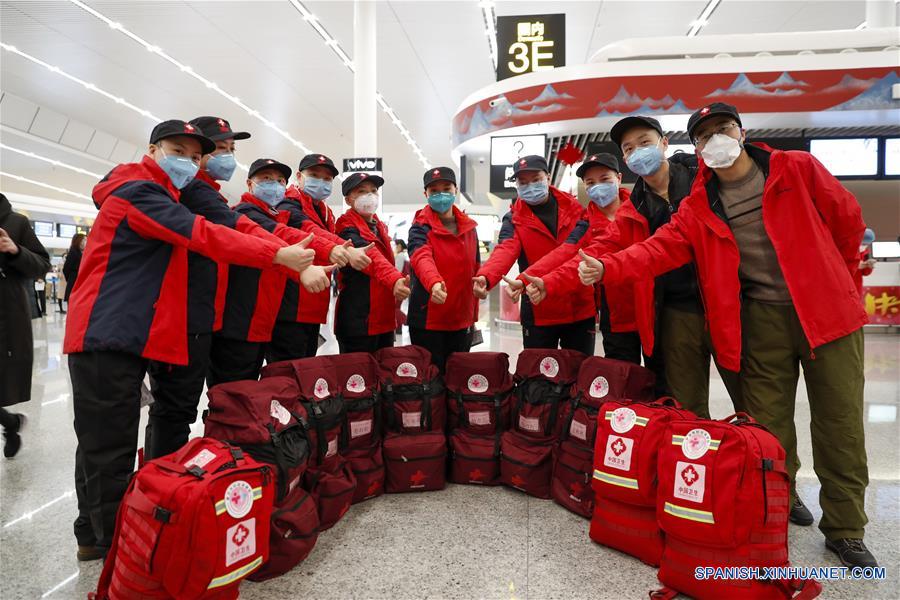 CHONGQING, 15 febrero, 2020 (Xinhua) -- Integrantes de un equipo médico del Centro de Salud para Mujeres y Ni?os de Chongqing se animan entre ellos antes de partir a la provincia de Hubei, en el Aeropuerto Internacional Chongqing Jiangbei, en la municipalidad de Chongqing, en el sureste de China, el 15 de febrero de 2020. El noveno equipo de 100 trabajadores médicos de Chongqing salió a la provincia de Hubei el sábado para ayudar a los esfuerzos de control del nuevo coronavirus allá. (Xinhua/Huang Wei)