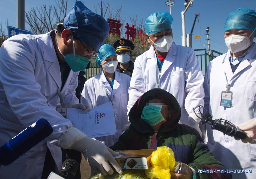 WUHAN, 18 febrero, 2020 (Xinhua) -- Trabajadores médicos entregan un regalo a una paciente curada de 83 a?os de edad en el Hospital Leishenshan (Monta?a del Dios del Trueno), en Wuhan, capital de la provincia de Hubei, en el centro de China, el 18 de febrero de 2020. El Hospital Leishenshan, un hospital provisional construido en Wuhan en medio de la enfermedad de nuevo coronavirus (COVID-19), vio el martes sus primeros dos pacientes curados. (Xinhua/Xiao Yijiu)