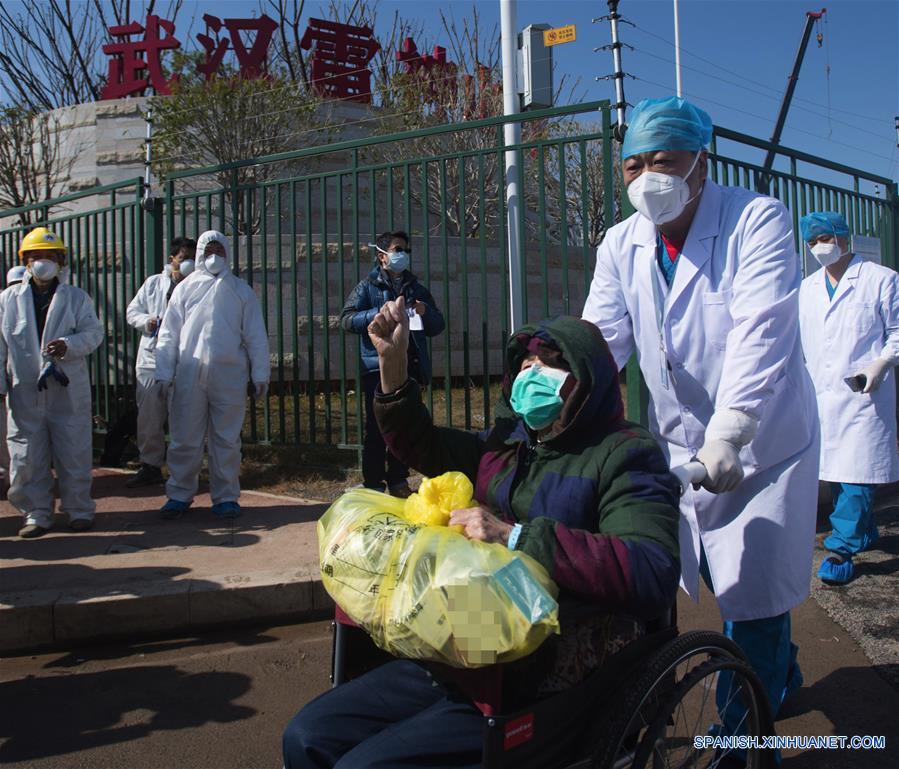 WUHAN, 18 febrero, 2020 (Xinhua) -- Una paciente curada de 83 a?os de edad gesticula mientras sale del Hospital Leishenshan (Monta?a del Dios del Trueno), en Wuhan, capital de la provincia de Hubei, en el centro de China, el 18 de febrero de 2020. El Hospital Leishenshan, un hospital provisional construido en Wuhan en medio de la enfermedad de nuevo coronavirus (COVID-19), vio el martes sus primeros dos pacientes curados. (Xinhua/Xiao Yijiu)