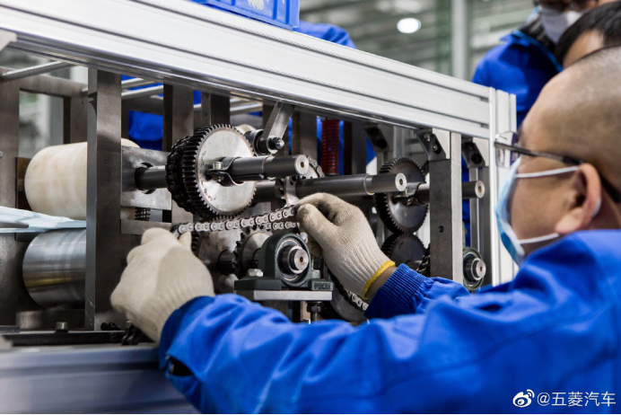 A SAIC-GM-Wuling tardó solo 76 horas en construir la primera máquina para producir mascarillas de la propia empresa Wuling. La imagen muestra a un trabajador manipulando una máquina para fabricar mascarillas. Fuente de imagen: cuenta de Wuling Motors en Weibo