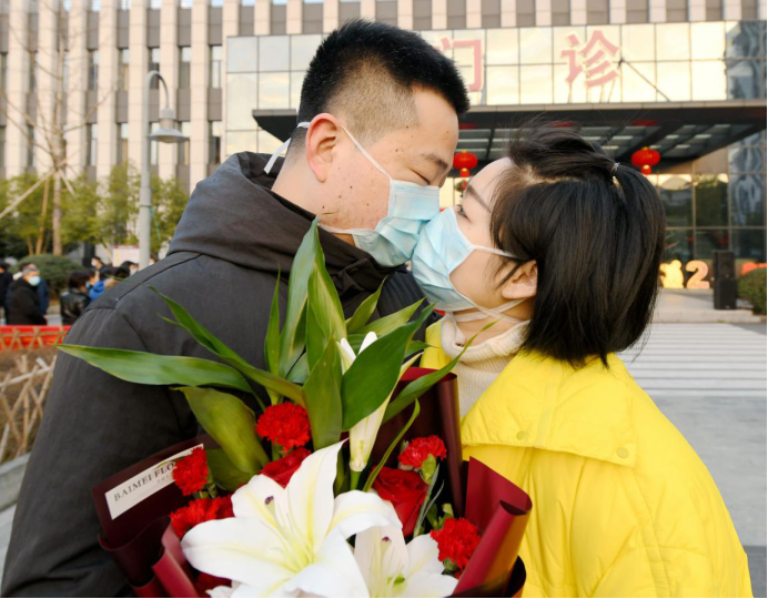 El 19 de febrero de 2020, partió el segundo grupo de trabajadores médicos del condado de Xianju, provincia de Zhejiang, hacia Hubei para ayudar en la lucha contra la epidemia de neumonía por el nuevo coronavirus. La imagen muestra al médico Wang Jianhai (izquierda) del Hospital de Medicina Tradicional China del Condado Xianju abrazando a su esposa Zheng Qianqian antes de partir. Wang Huabin / vip.people.com.cn