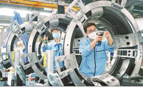 Hasta el 20 de febrero, todas las empresas que producían materiales de prevención de epidemias en Beijing reanudaron el trabajo y la producción. La tasa de retorno al trabajo ha alcanzado el 100%. En la foto, el 20 de febrero, los trabajadores de una base de producción de equipos de imágenes médicas en una compa?ía en Beijing ensamblan y configuran dispositivos de tomografía computarizada. Foto de He Yong, Diario del Pueblo.