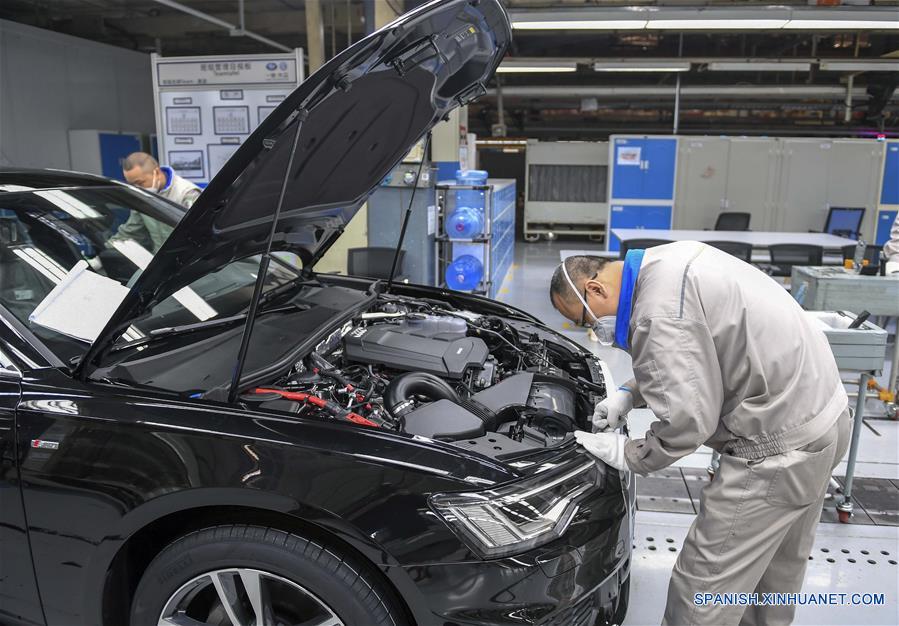 BEIJING, 26 febrero, 2020 (Xinhua) -- Imagen del 17 de febrero de 2020 de trabajadores examinando un automóvil recién ensamblado en un taller de FAW-Volkswagen Automobile Co., Ltd. en Changchun, provincia de Jilin, en el noreste de China. (Xinhua/Zhang Nan)