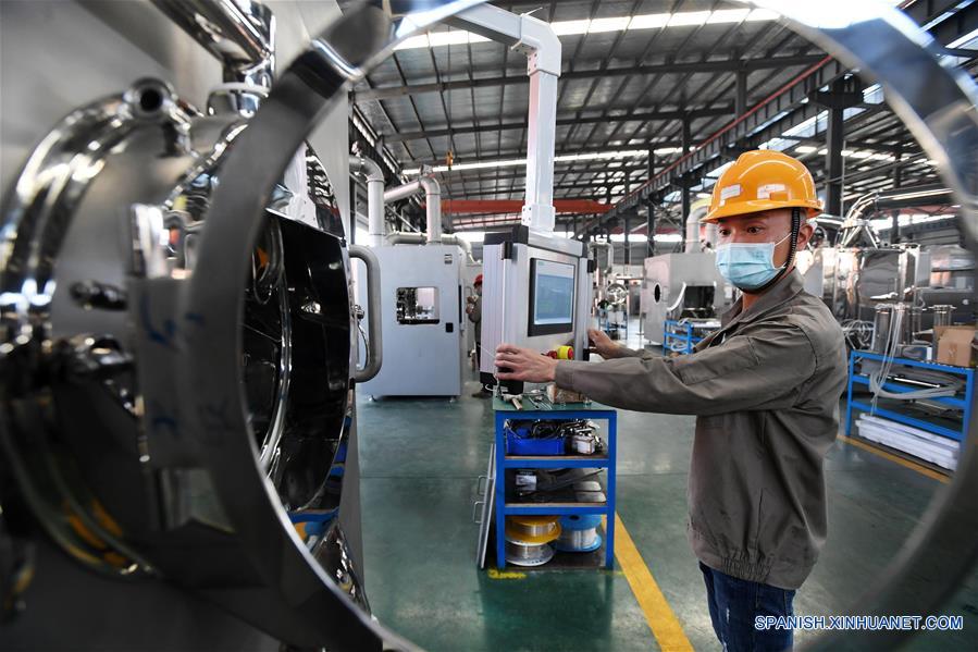 BEIJING, 26 febrero, 2020 (Xinhua) -- Imagen del 24 de febrero de 2020 de un empleado trabajando en la línea de producción de granuladores secos, que se suministrarán a los fabricantes de medicamentos en Shanghai y otras ciudades para ayudar a combatir el nuevo coronavirus en Wanshen Pharmaceutical Machinery Co., Ltd. en Yichun, provincia de Jiangxi, en el este de China. (Xinhua/Zhou Mi)