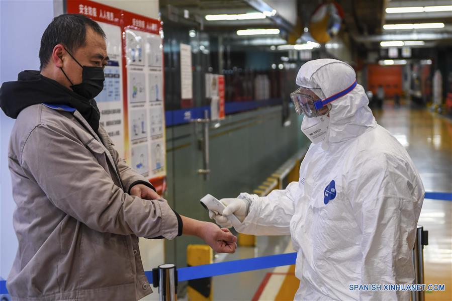 BEIJING, 26 febrero, 2020 (Xinhua) -- Imagen del 17 de febrero de 2020 de un trabajador realizando una prueba de temperatura en un taller de FAW-Volkswagen Automobile Co., Ltd. en Changchun, provincia de Jilin, en el noreste de China. (Xinhua/Zhang Nan)