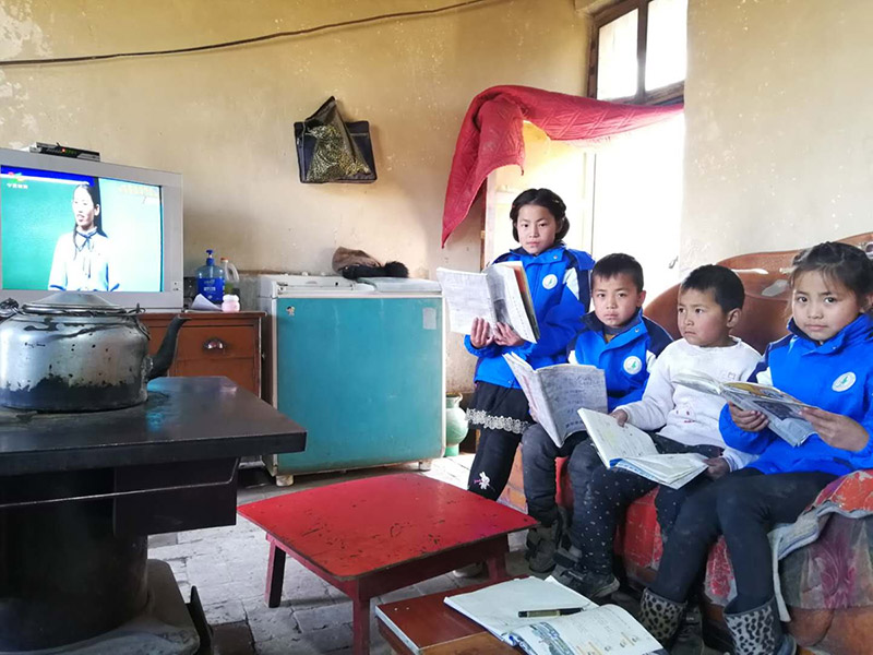 Clases en línea por televisión en Guyuan, región autónoma de Ningxia Hui. ?[Foto: Chen Jianlei / Chinadaily]