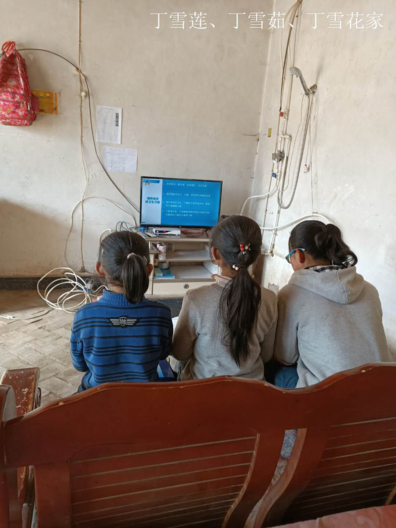 Clases en línea por televisión en Guyuan, región autónoma de Ningxia Hui. ?[Foto: Chen Jianlei / Chinadaily]