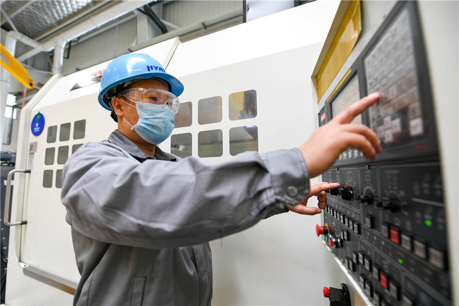 Los empleados de una empresa de fabricación de piezas de aviones reanudan el trabajo en la zona de alta tecnología en Wuxi. [Foto: Xinhua]