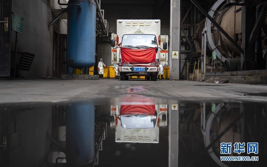 El 4 de marzo, en la empresa Yunfeng del distrito Qingshan, Wuhan, un miembro del personal descargaba contenedores de desechos médicos sobre un elevador. (Foto: Cai Yang, reportero de la Agencia de Noticias Xinhua) 