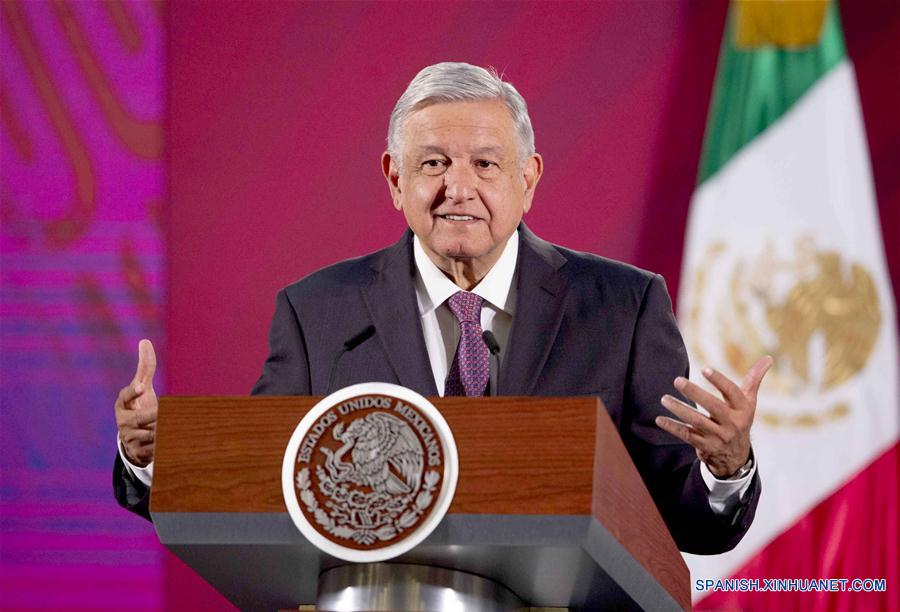 El presidente mexicano, Andrés Manuel López Obrador, habla en su conferencia de prensa matutina, en Palacio Nacional, en la Ciudad de México, capital de México, el 9 de marzo de 2020. La economía de México tiene la fortaleza suficiente para sortear la caída global en los precios del petróleo, la cual depreció al peso frente al dólar, afirmó el lunes López Obrador. (Xinhua/Str)