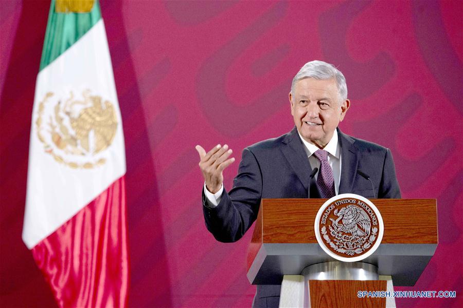 El presidente mexicano, Andrés Manuel López Obrador, habla en su conferencia de prensa matutina, en Palacio Nacional, en la Ciudad de México, capital de México, el 9 de marzo de 2020. La economía de México tiene la fortaleza suficiente para sortear la caída global en los precios del petróleo, la cual depreció al peso frente al dólar, afirmó el lunes López Obrador. (Xinhua/Str)