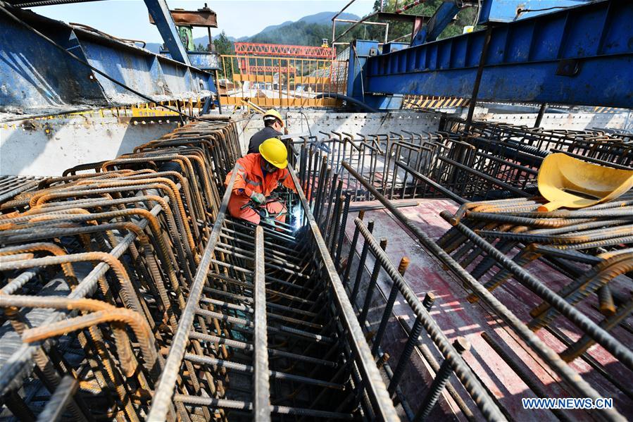 Sitio de construcción del puente extra grande del río Qingshui en Jianhe, Guizhou