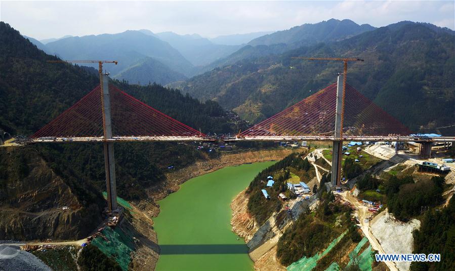 Sitio de construcción del puente extra grande del río Qingshui en Jianhe, Guizhou