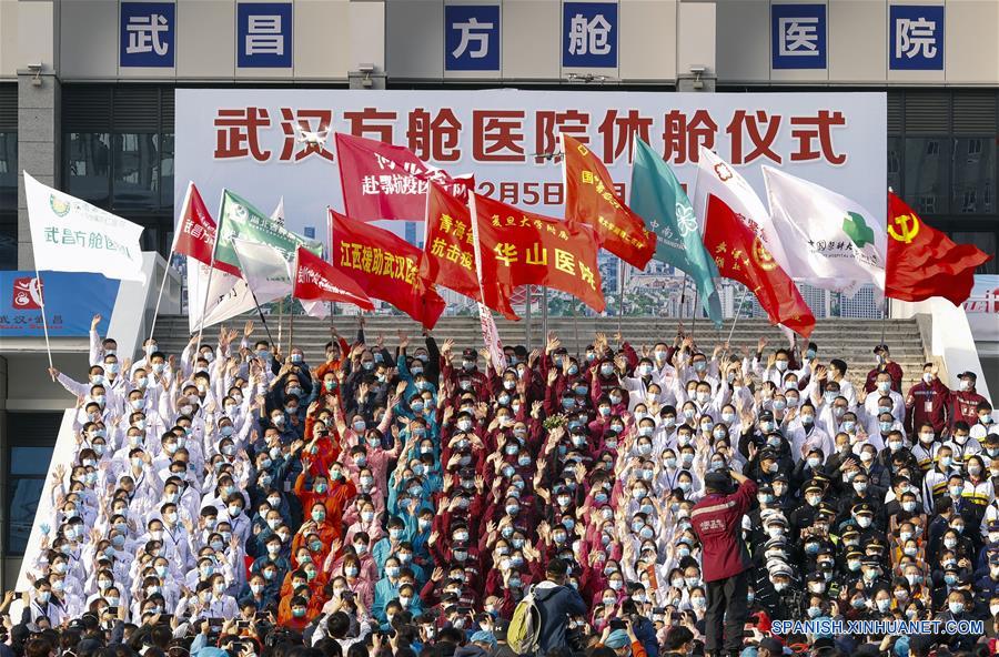 WUHAN, 10 marzo, 2020 (Xinhua) -- Trabajadores médicos festejan el cierre de los hospitales temporales en el hospital temporal Wuchang, en Wuhan, provincia de Hubei, en el centro de China, el 10 de marzo de 2020. Los últimos dos hospitales temporales en Wuhan, el epicentro del brote del coronavirus en la provincia de Hubei, en el centro de China, fueron cerrados el martes, marcando el cierre de todos los 16 hospitales temporales en la ciudad. (Xinhua/Shen Bohan)