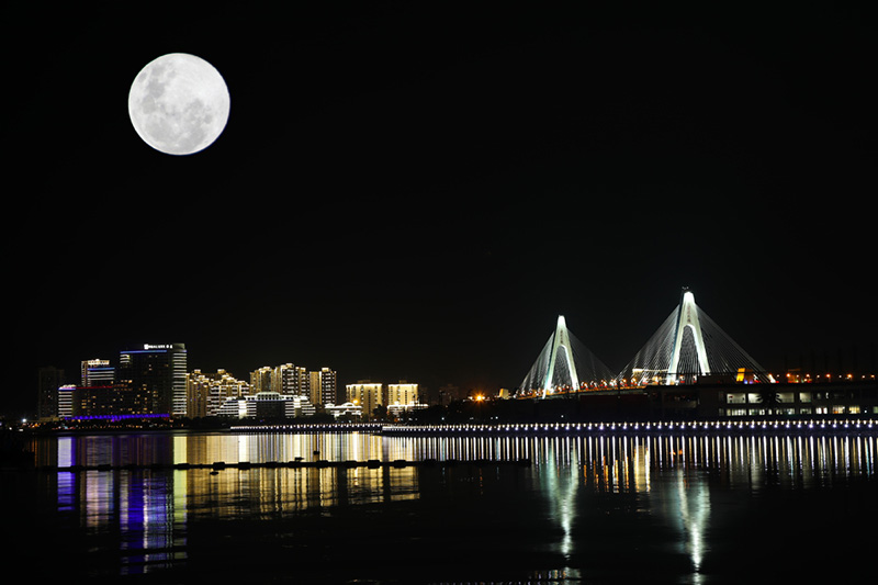 Una luna llena se eleva sobre la ciudad de Haikou, provincia de Hainan, sur de China, el 10 de marzo de 2020. [Foto de Dong Zhe / chinadaily.com.cn]