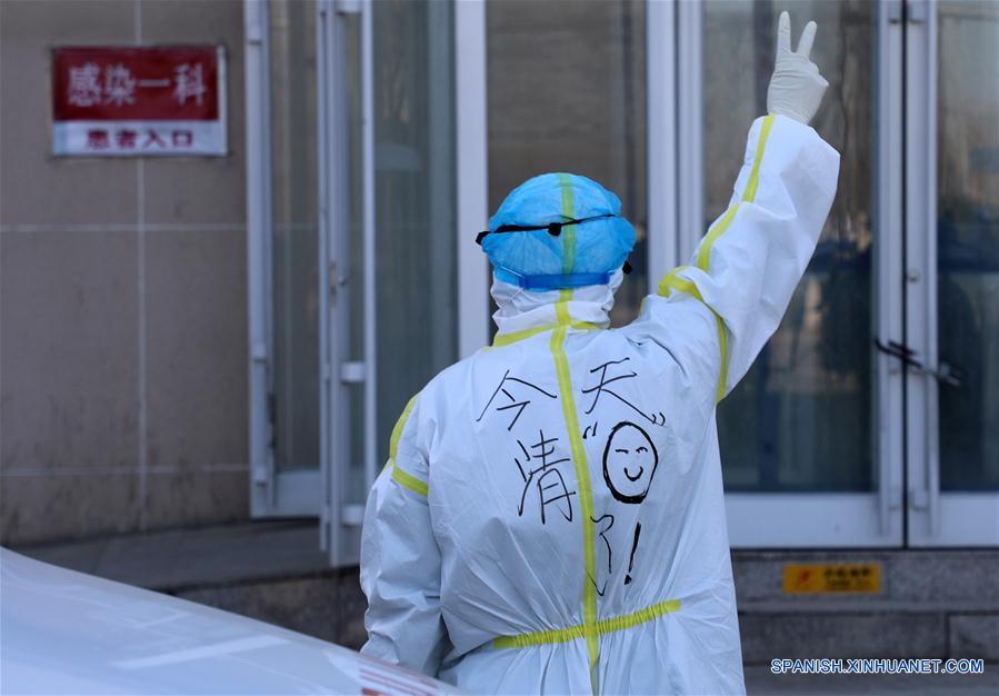 TIANJIN, 15 marzo, 2020 (Xinhua) -- Un trabajador de la salud hace la se?al de victoria en el Hospital Tianjin Haihe en la municipalidad de Tianjin, en el norte de China, el 15 de marzo de 2020. El último paciente de COVID-19 en Tianjin fue curado y dado de alta el domingo. (Xinhua/Deng Haoran)