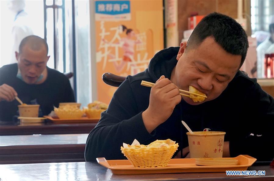 Sin descuidar la prevención epidémica, los restaurantes comienzan a brindar servicio