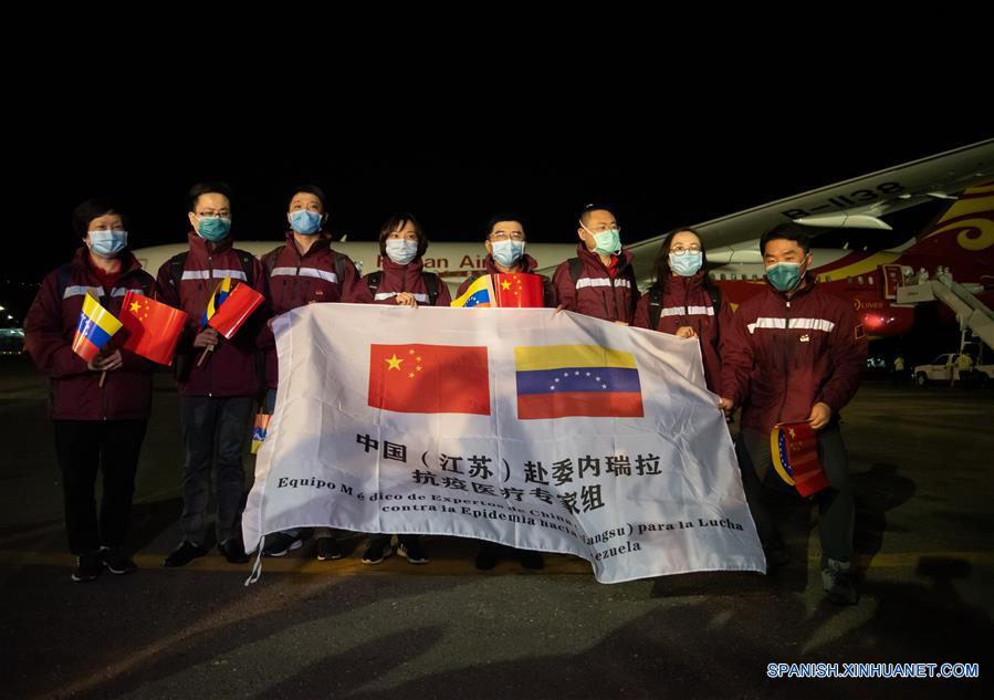 LA GUAIRA, 30 marzo, 2020 (Xinhua) -- Expertos médicos chinos posan a su llegada al Aeropuerto Internacional Simón Bolívar, en La Guaira, Venezuela, el 30 de marzo de 2020. Un equipo de expertos médicos chinos llegó el lunes a Venezuela para ayudar al país en su lucha contra la epidemia de COVID-19, informó la portavoz del Ministerio de Relaciones Exteriores de China, Hua Chunying. (Xinhua/Marcos Salgado)