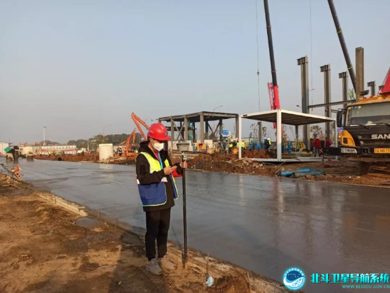 Un trabajador utilizó el equipo de posicionamiento de alta precisión de Beidou para llevar a cabo topografía básica, mapeo y posicionamiento para la construcción del Hospital Leishenshan. Fuente de la imagen: Beidou.com