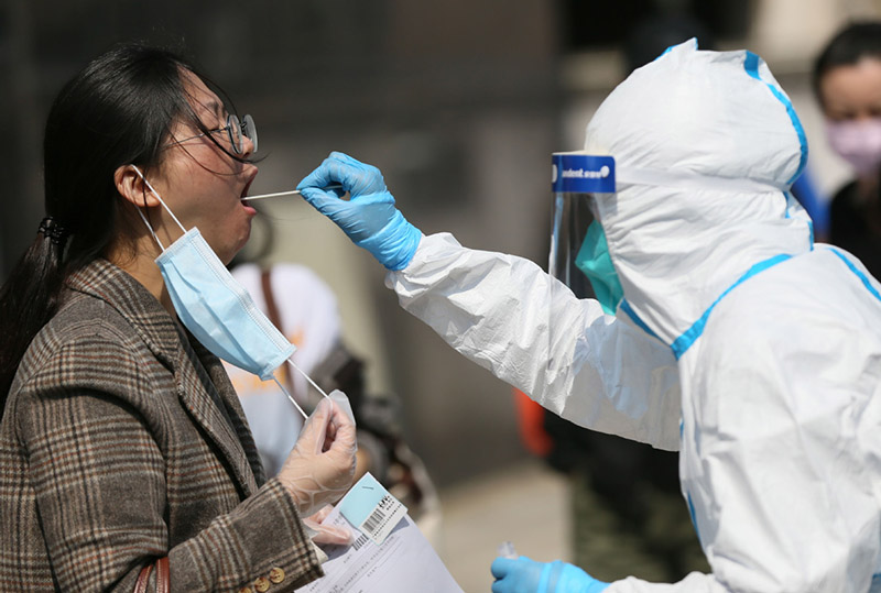 Los trabajadores de la salud de Wuhan realizan exámenes físicos a los empleados de una compa?ía que regresan al trabajo, 9 de abril del 2020. [Foto: Zhou Guoqiang/ China Daily] 