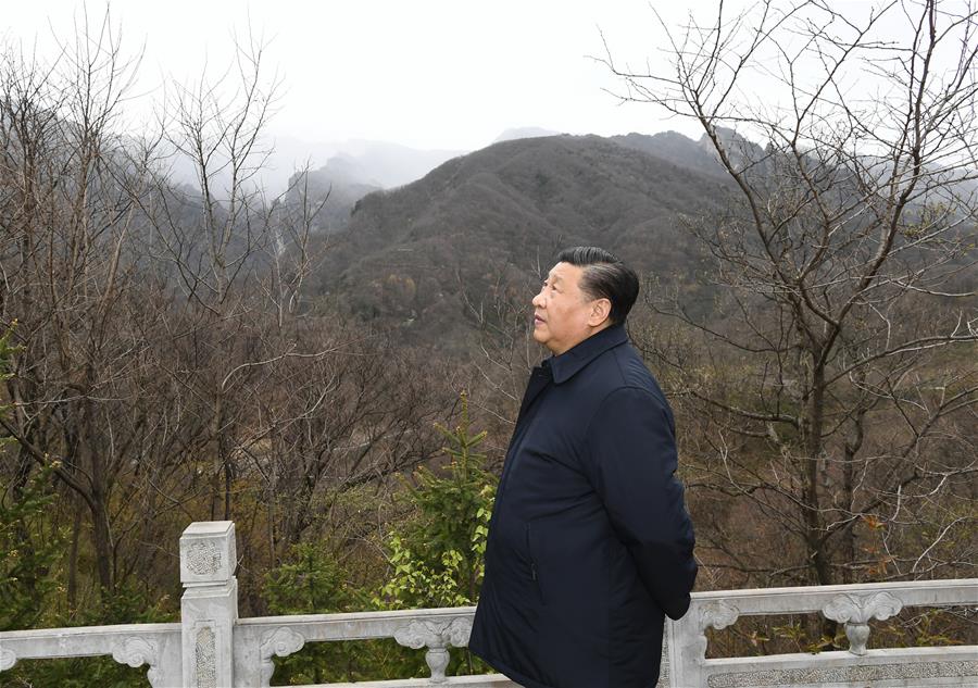 SHANGLUO, 20 abril, 2020 (Xinhua) -- El presidente chino, Xi Jinping, también secretario general del Comité Central del Partido Comunista de China y presidente de la Comisión Militar Central, inspecciona la conservación ecológica de las Monta?as Qinling en la Reserva Natural Nacional de Niubeiliang en el distrito de Zhashui, en la ciudad de Shangluo, en la provincia de Shaanxi, en el noroeste de China, el 20 de abril de 2020. (Xinhua/Xie Huanchi)