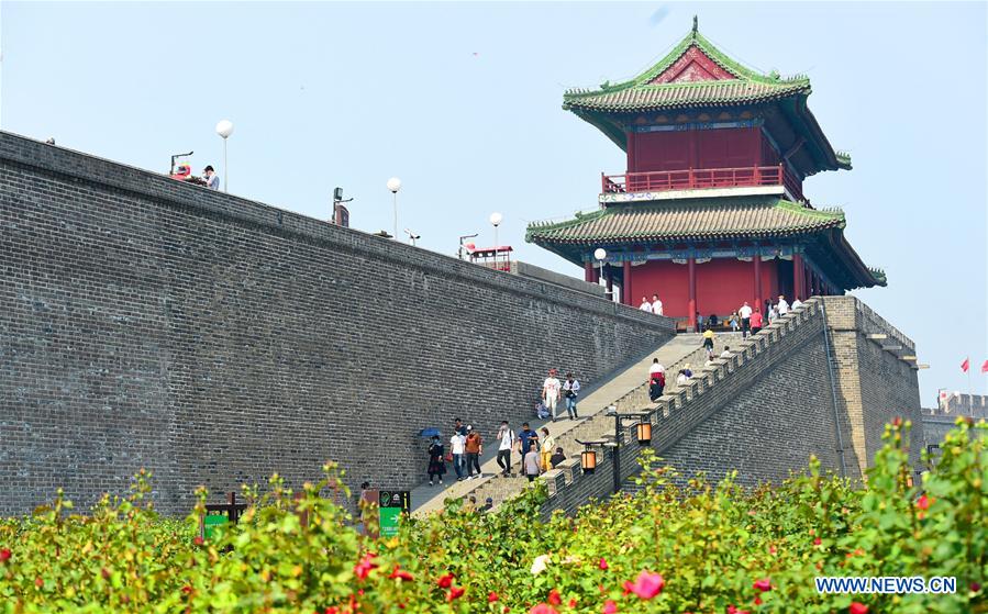 SHIJIAZHUANG, 1 mayo, 2020 (Xinhua) -- Turistas visitan el antiguo poblado de Zhengding durante el primero de los cinco días de vacaciones públicas, en Shijiazhuang, en la provincia de Hebei, en el norte de China, el 1 de mayo de 2020. (Xinhua/Zhang Xiaofeng)