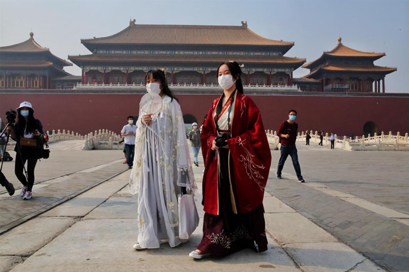 Los turistas visitan el Museo del Palacio en Beijing, el 1 de mayo de 2020. [Foto de Jiang Dong / China Daily]