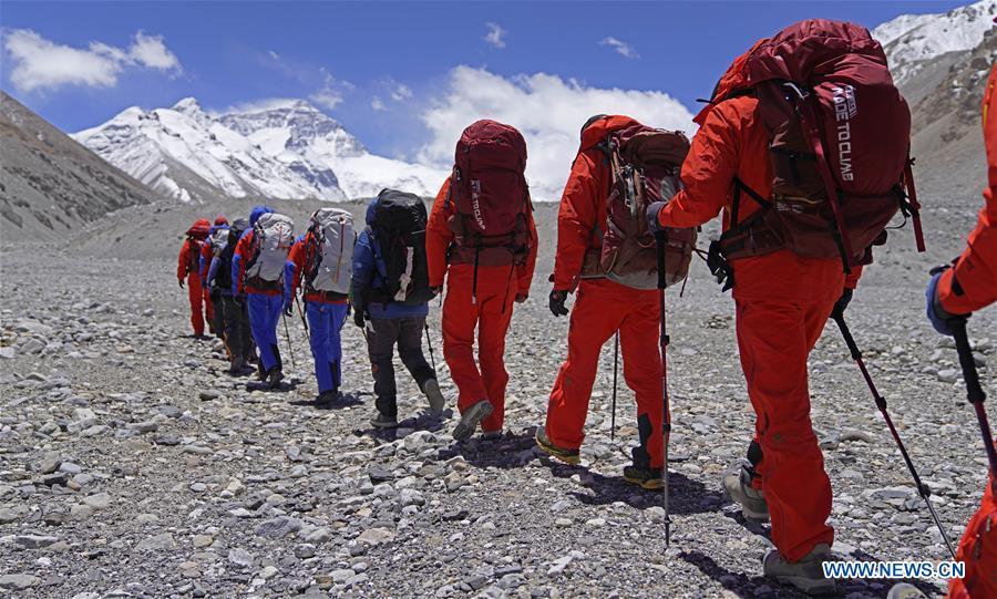 Topógrafos chinos volverán a medir la altura del Monte Qomolangma