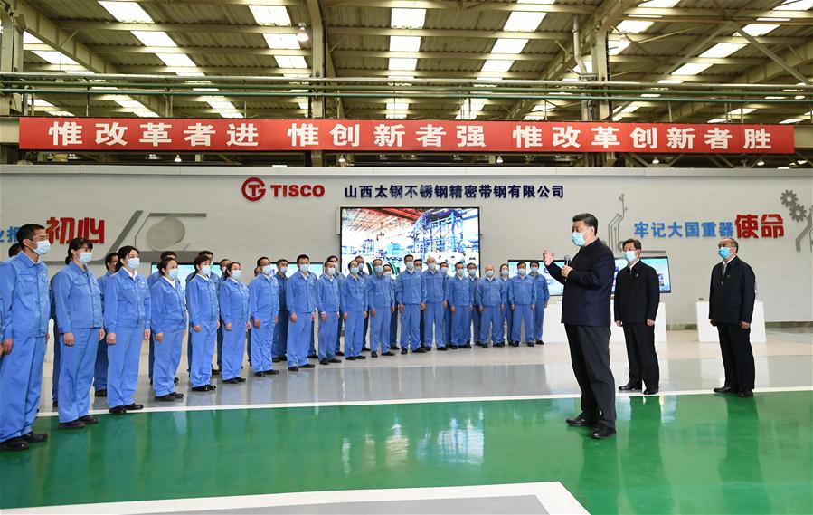 TAIYUAN, 12 mayo, 2020 (Xinhua) -- El presidente chino, Xi Jinping, también secretario general del Comité Central del Partido Comunista de China y presidente de la Comisión Militar Central, habla con trabajadores durante una gira de inspección a un fabricante de acero inoxidable en Taiyuan, capital de la provincia de Shanxi, en el norte de China, el 12 de mayo de 2020. Xi inspeccionó el martes Taiyuan. (Xinhua/Xie Huanchi)