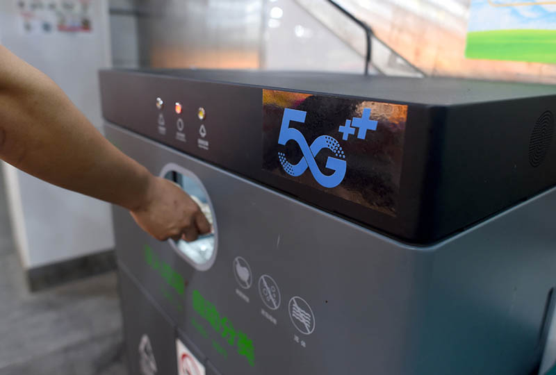 Un cubo de basura 5G en el Mercado de Agricultores de Luojiazhuang, en Hangzhou, primer mercado 5G de la provincia de Zhejiang, 17 de mayo del 2020. [Foto: Xinhua]