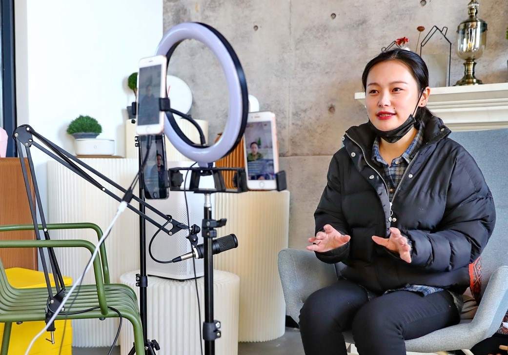 El 2 de abril, una empleada de una empresa ubicada en el distrito Haigang de Qinhuangdao, provincia de Hebei, en el norte de China, publica información de reclutamiento laboral en una plataforma en línea. Foto: Cao Jianxiong / Pueblo en Línea