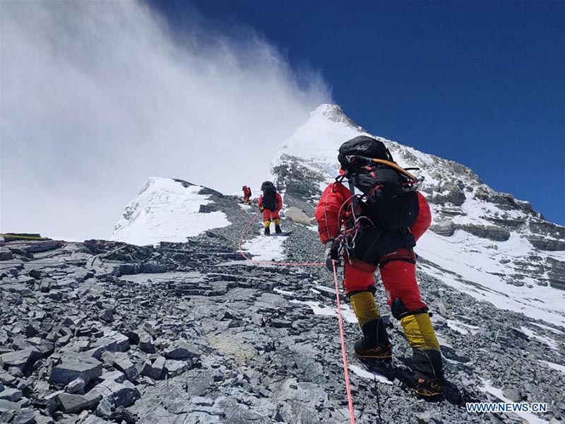 Los guías de monta?ismo chinos trabajan en una ruta a la cumbre del Monte Qomolangma, el 26 de mayo de 2020. [Foto / Xinhua]