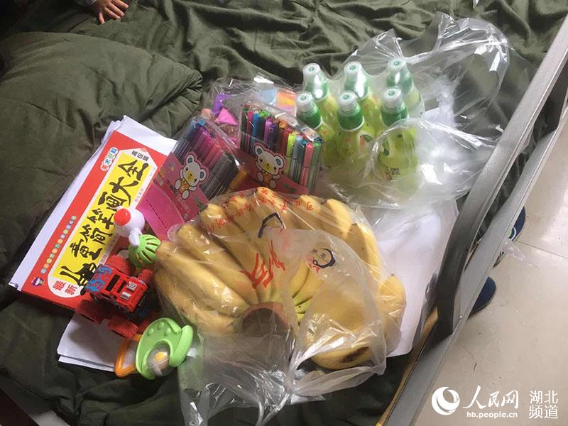 En el centro de reubicación hay alimentos y libros para los ni?os. (Foto: Guo Tingting)