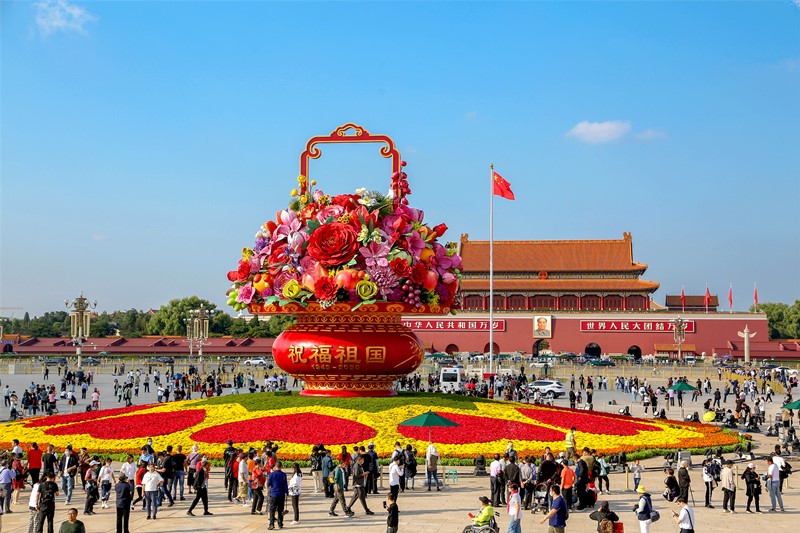 La decoración central en la celebración del Día Nacional de China es una canasta de 18 metros de altura que reúne flores de todo el país y frutas consideradas auspiciosas. La pieza se terminó este viernes por la ma?ana. Plaza Tian'anmen de Beijing, 25 de septiembre del 2020. [Foto: Oficina del Ornato Público de Beijing]