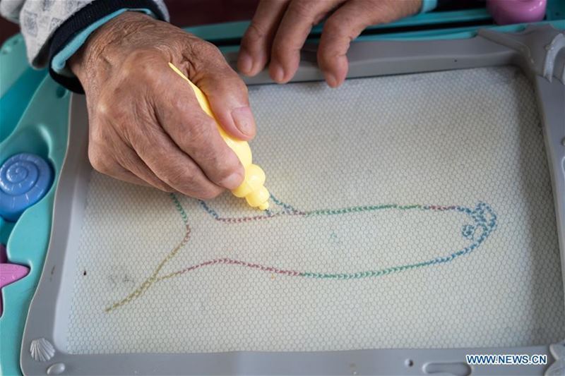 Un anciano discapacitado en la residencia geriátrica del Hospital Longhui-Weiyuan, condado de Longhui, provincia de Hunan, 12 de octubre del 2020. Para elevar la calidad de la atención al adulto mayor, la unidad geriátrica proporciona servicios de enfermería, rehabilitación, entretenimiento y alimentación. (Fotos: Xinhua)