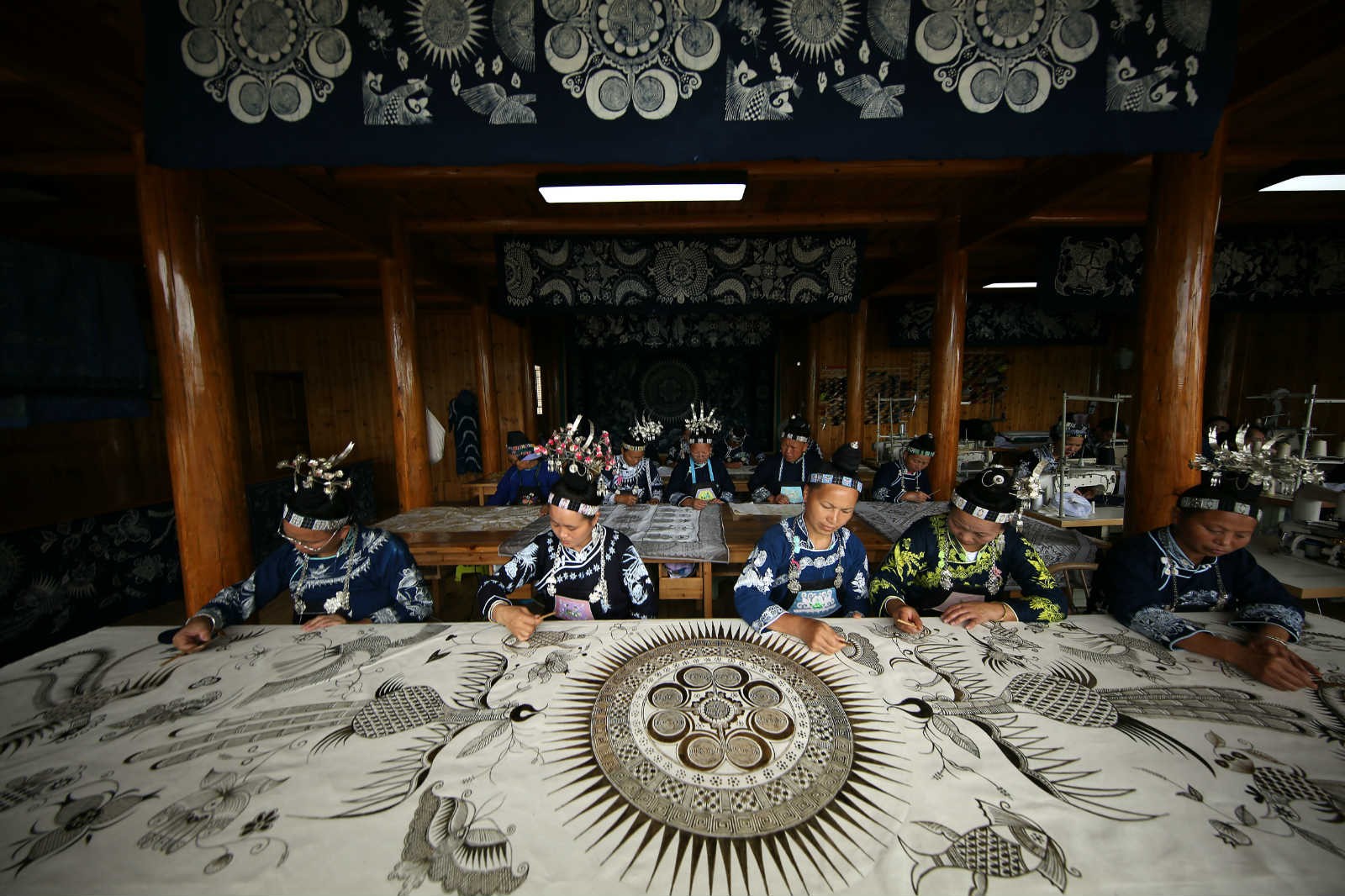 Las mujeres de la étnia Miao están pintando productos en el Taller de Arte Patrimonial Inmaterial en el condado de Danzhai, provincia de Guizhou, el 25 de agosto. Huang Xiaohai / Pueblo en línea