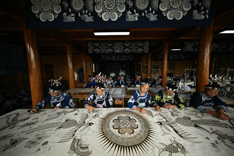 Las mujeres de la étnia Miao están pintando productos en el Taller de Arte Patrimonial Inmaterial en el condado de Danzhai, provincia de Guizhou, el 25 de agosto. Huang Xiaohai / Pueblo en línea