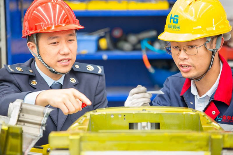 En el taller de producción de Hangao Machinery & Equipment, el personal de la Oficina de Impuestos recibe información sobre el volumen de los pedidos y la producción de artículos de exportación, Rugao, provincia de Jiangsu, 10 de octubre del 2020. (Foto: Xu Hui/ Pueblo en Línea)