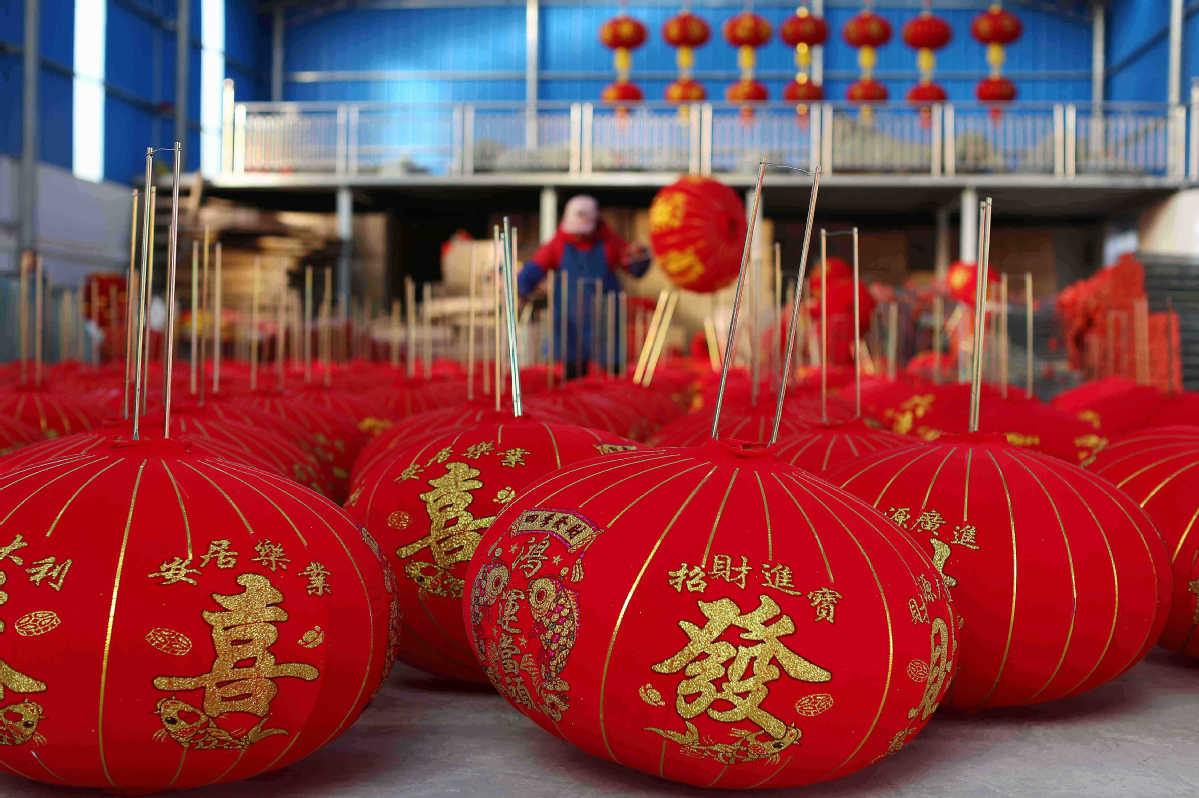 Una trabajadora organiza los faroles chinos en taller Fenghuang, ubicado en la zona de desarrollo económico de Jinzhong, condado Danzhai, Qiandongnan Miao y prefectura autónoma de Dong, provincia de Guizhou, 20 de diciembre del 2020. [Foto: Huang Xiaohai/ China Daily]