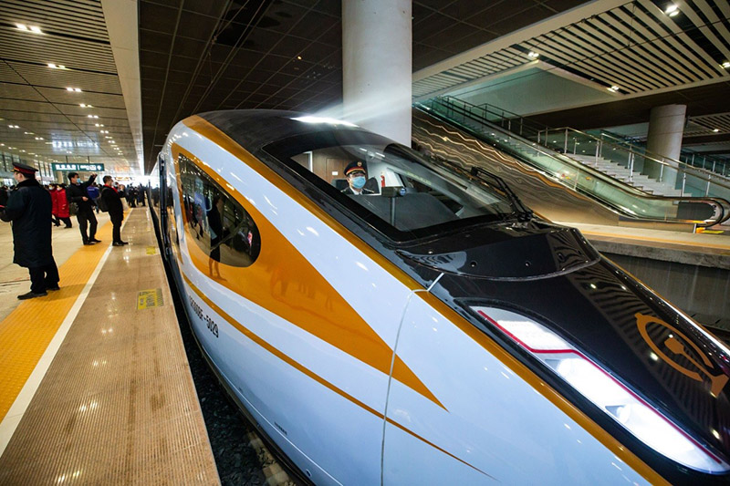 El 26 de diciembre de 2020, en la estación de tren Xi'an Norte, el conductor de un tren EMU de nuevo tipo CR300BF se preparó para el primer viaje, el número D4355, del tren de alta velocidad Yinchuan-Xi′an. Liu Xiang / Pueblo en Línea