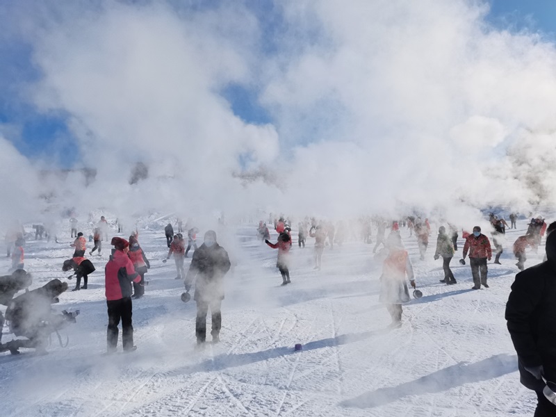 En la ceremonia de inauguración del V Festival de Hielo y Nieve de Shulan, un centenar de residentes y turistas se unieron en una actividad tradicional de invierno que consiste en arrojar agua caliente al aire frío, provincia de Jilin, 5 de enero del 2021. [Foto: Han Junhong/ China Daily]