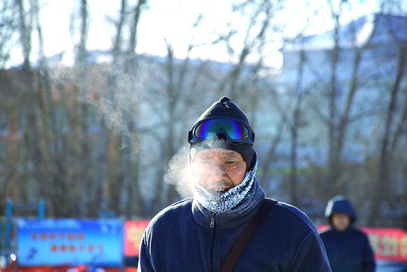 Wang Quanli patina en una pista de hielo en Yakeshi, región autónoma de Mongolia Interior, el 28 de enero. [Foto de Yang Xiaogang / para chinadaily.com.cn]