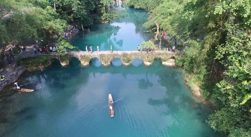 Balsas de bambú en Libo, zona turística de Guizhou conocida como la "Esmeralda del Cinturón de la Tierra". [Foto: Yao Xiandun/ Chinadaily]